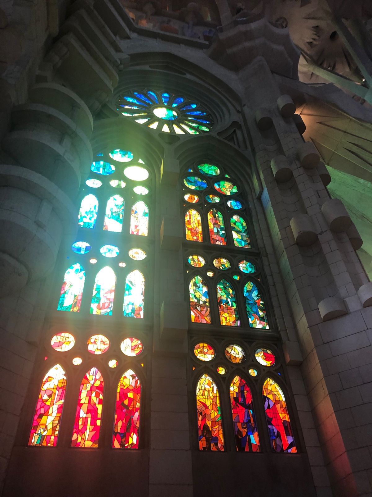 サグラダファミリアの中は、外観から
想像してたのと全然違って、
ステンドグ...