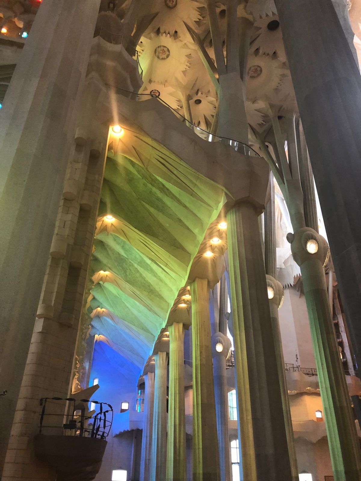 サグラダファミリアの中は、外観から
想像してたのと全然違って、
ステンドグ...