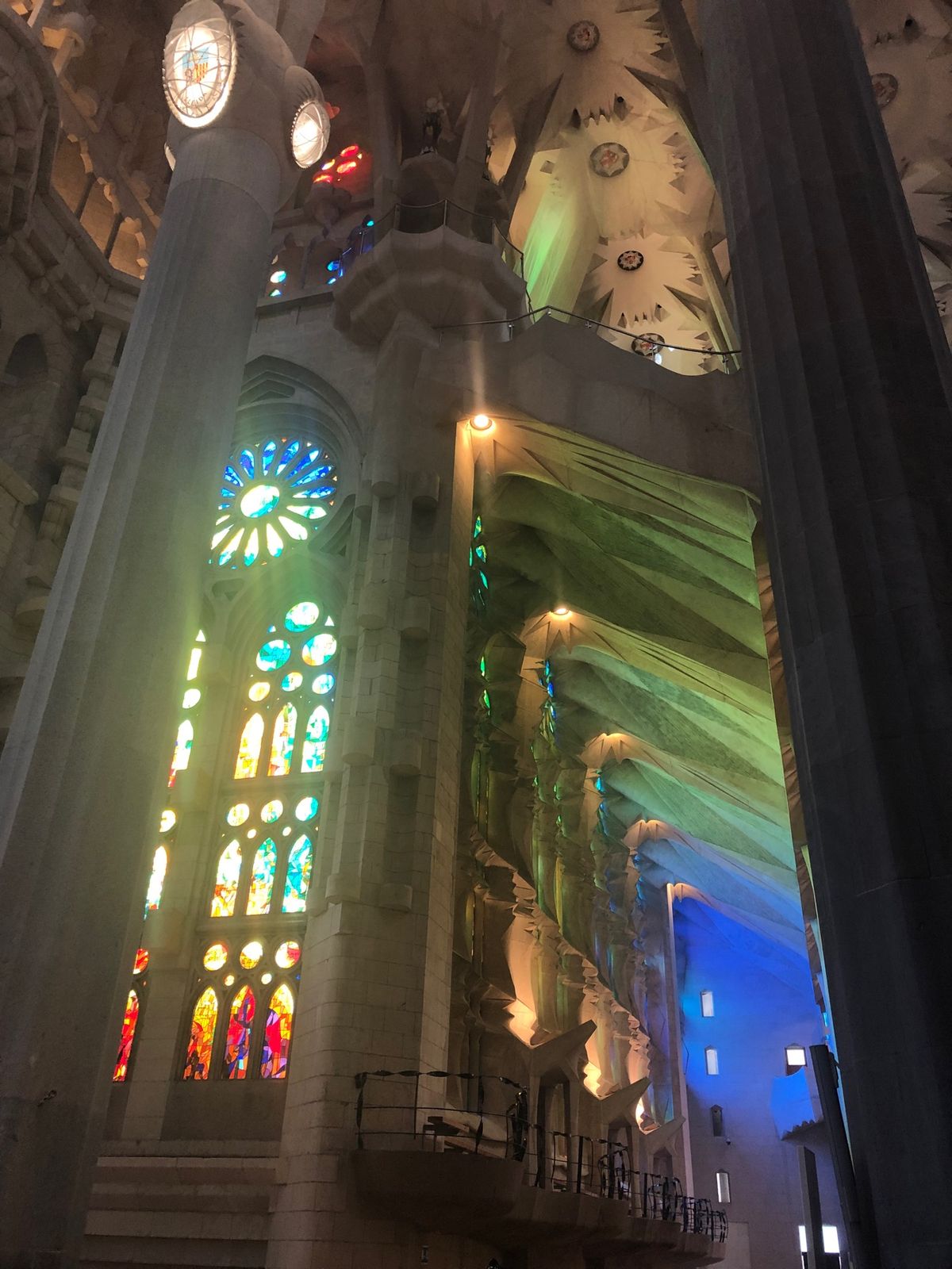 サグラダファミリアの中は、外観から
想像してたのと全然違って、
ステンドグ...