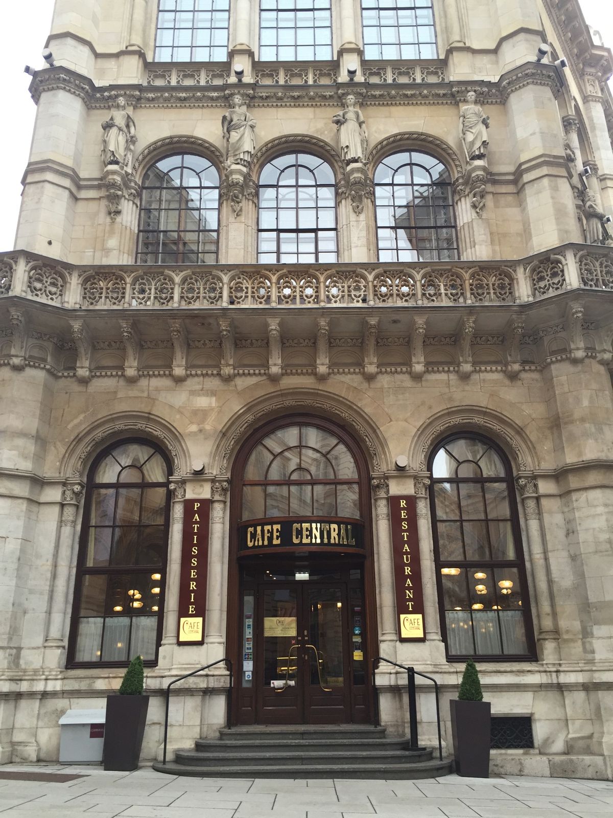 1876年創業、ウィーンを代表する老舗カフェ
「カフェ・ツェントラル」
開...