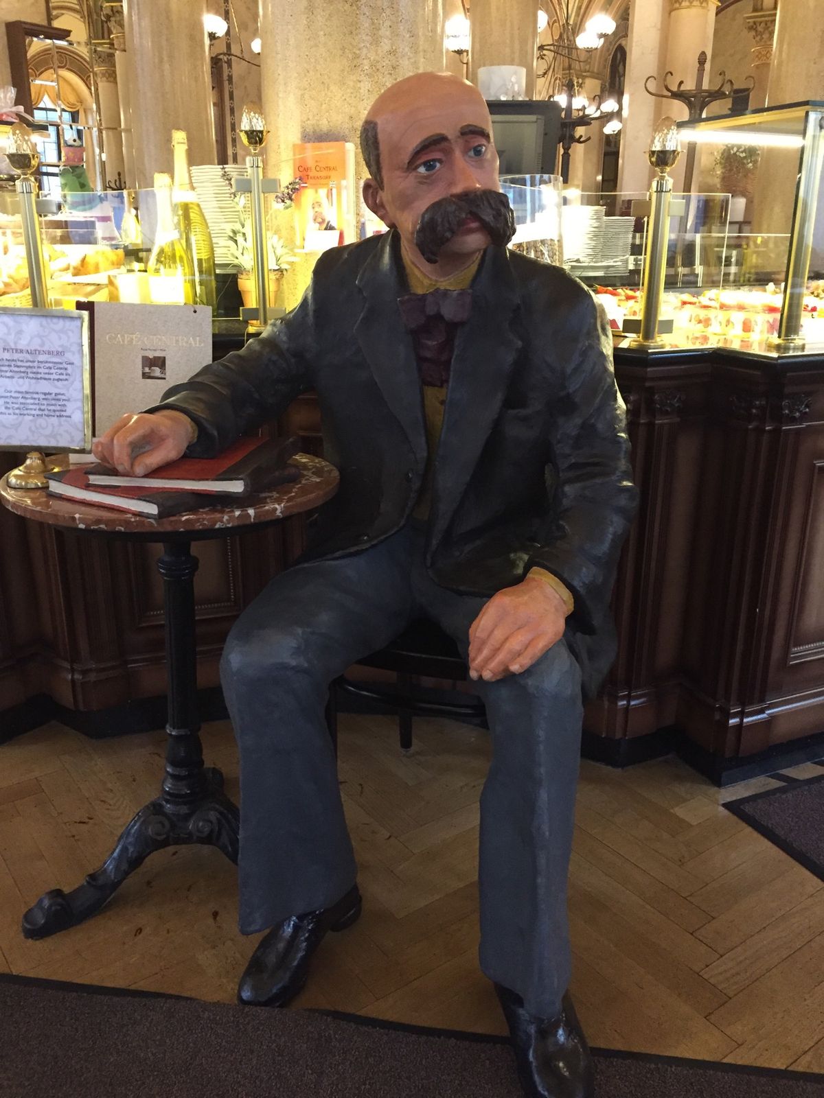 1876年創業、ウィーンを代表する老舗カフェ
「カフェ・ツェントラル」
開...