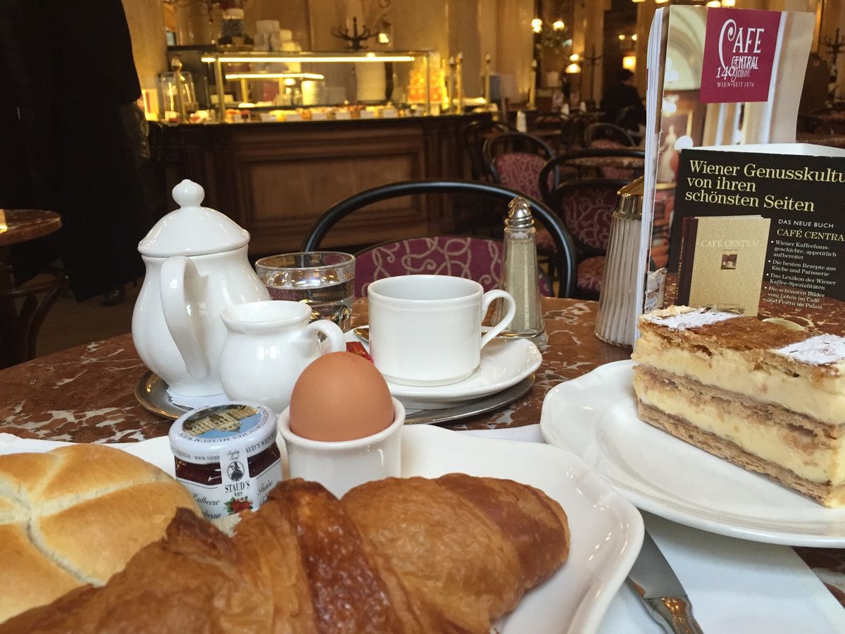 きっともう二度と来れない
「カフェ・ツェントラル」
朝食にケーキまでつけて堪能✨