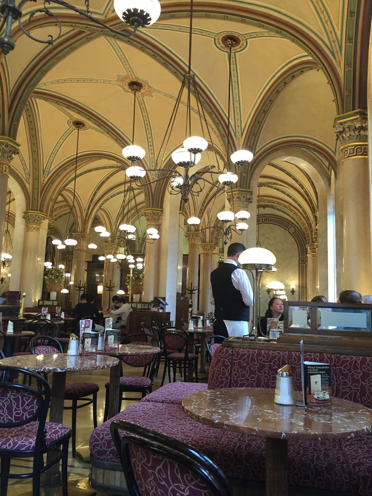 1876年創業、ウィーンを代表する老舗カフェ
「カフェ・ツェントラル」
開...