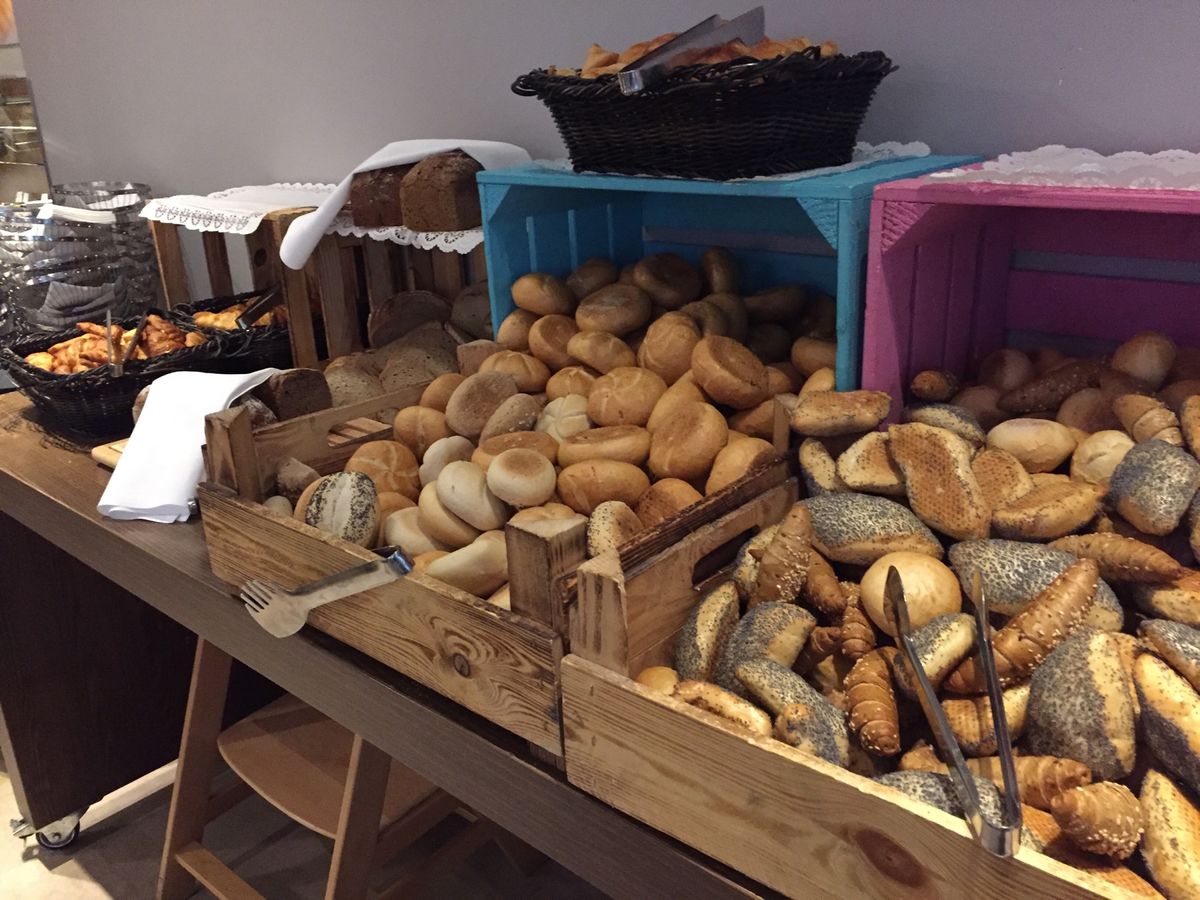 初めての一人旅なので、
リムジンバス乗り場から徒歩圏内の
リーズナブルなホ...