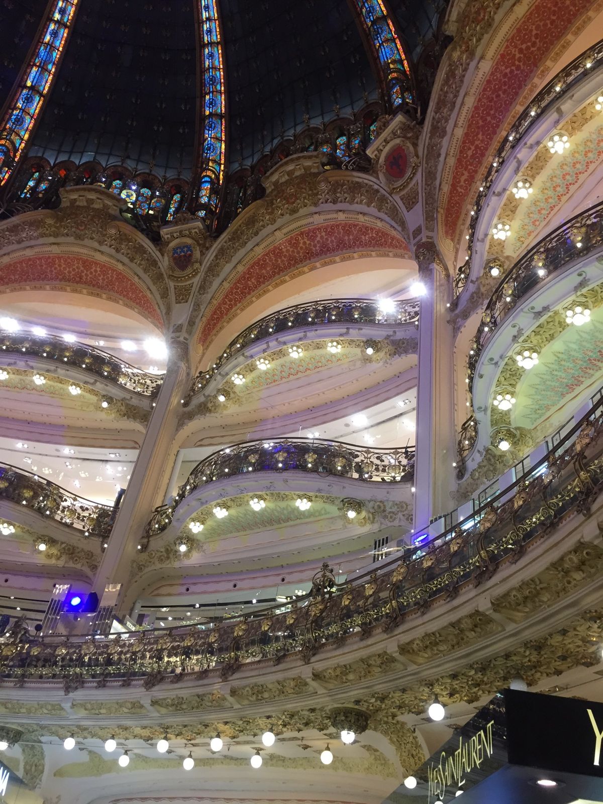 プランタンのXmasのウィンドウディスプレイ。
Galerie Lafay...