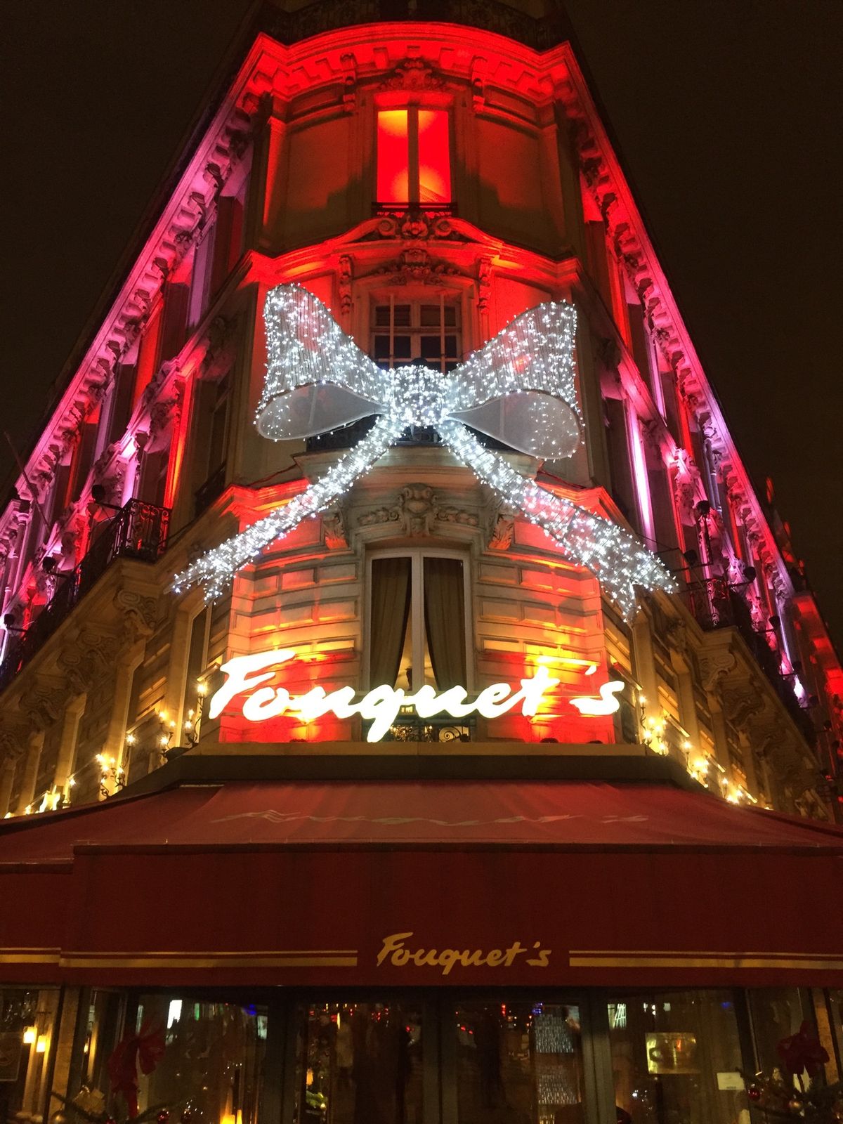 左から
シャンゼリゼ通りの有名な老舗カフェFouquet's。
Xmasマ...