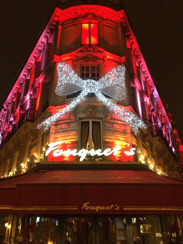 フランス・パリ「Xmasのパリ」の写真：左から
シャンゼリゼ通りの有名な老舗カフ...