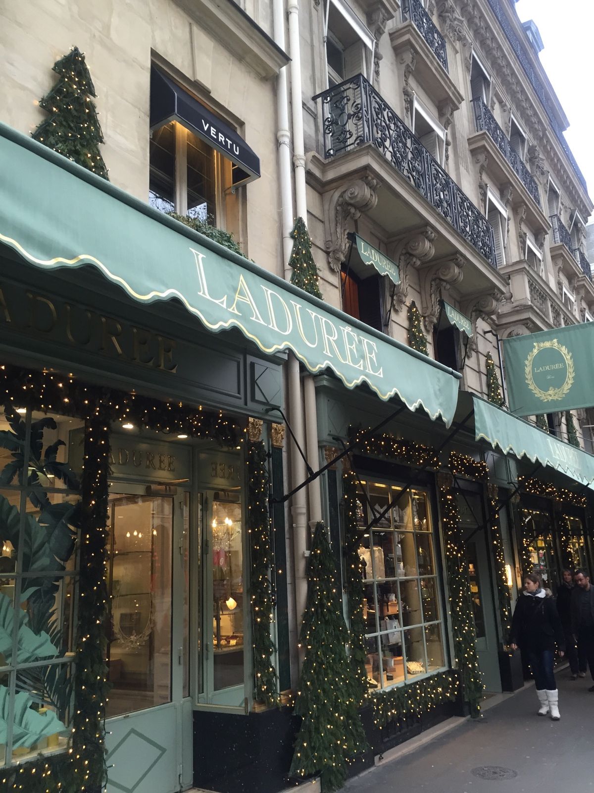 本場のショラショーが飲みたくて、
毎朝、いろんなカフェへ。
ラデュレのショ...