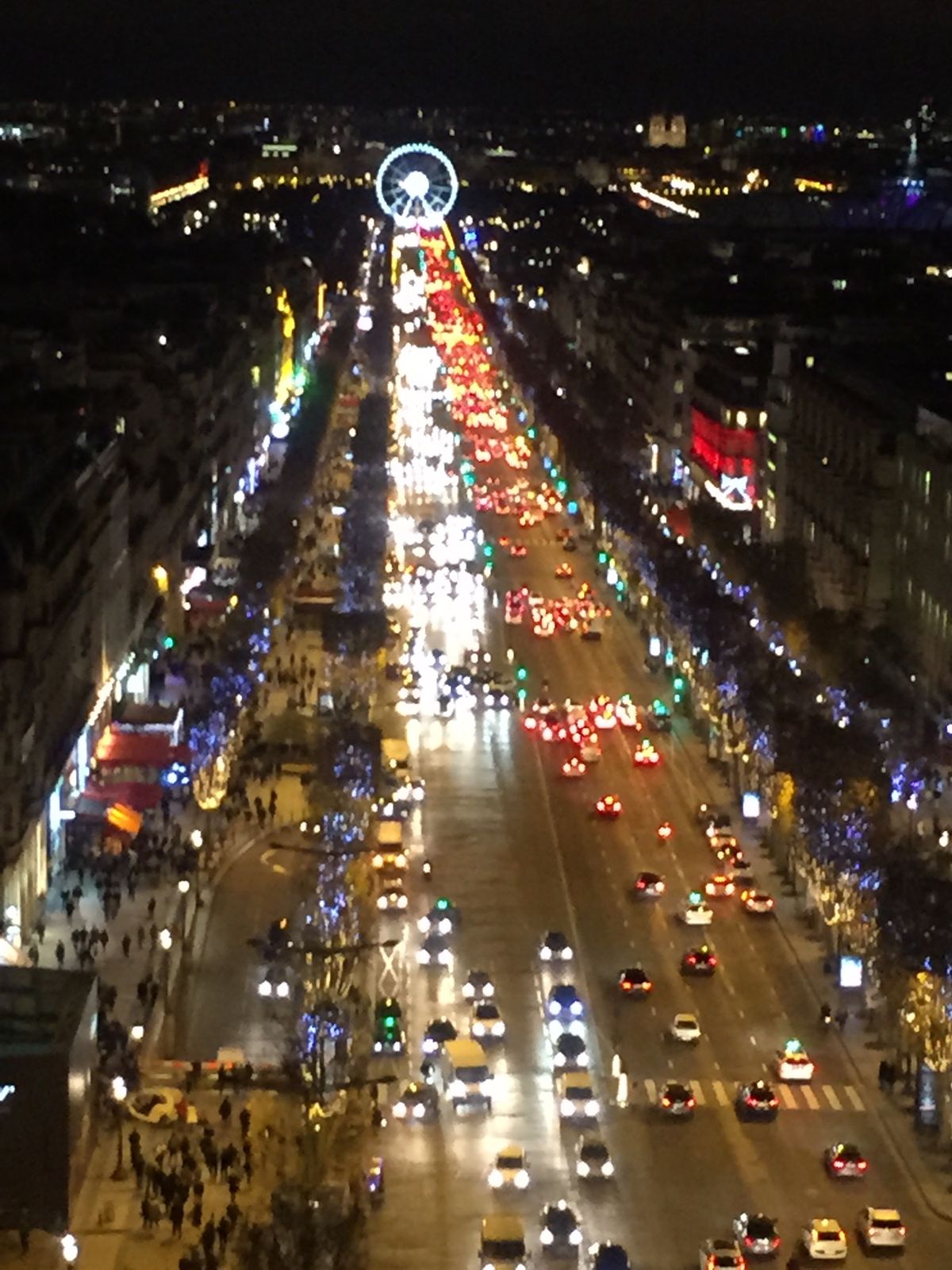 左から
シャンゼリゼ通りの有名な老舗カフェFouquet's。
Xmasマ...