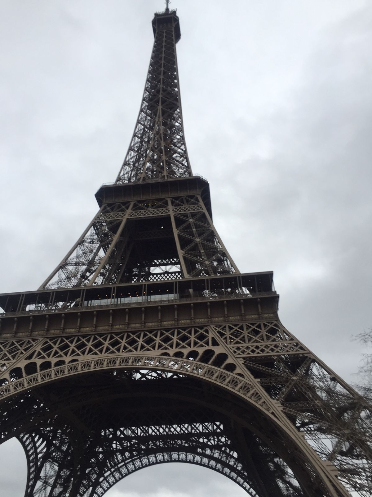 夜のエッフェル塔。
曇りのエッフェル塔。