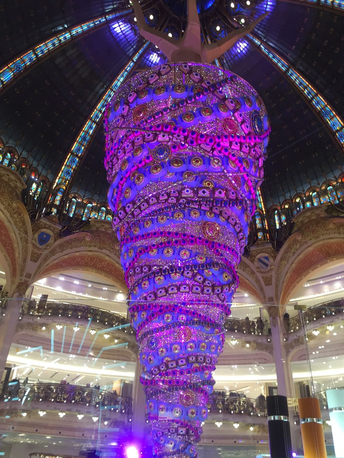 プランタンのXmasのウィンドウディスプレイ。
Galerie Lafay...