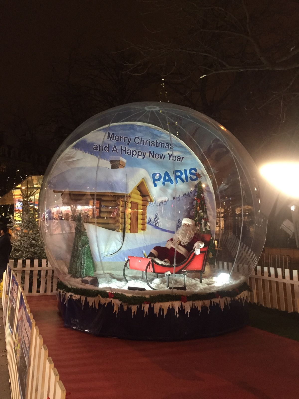 左から
シャンゼリゼ通りの有名な老舗カフェFouquet's。
Xmasマ...