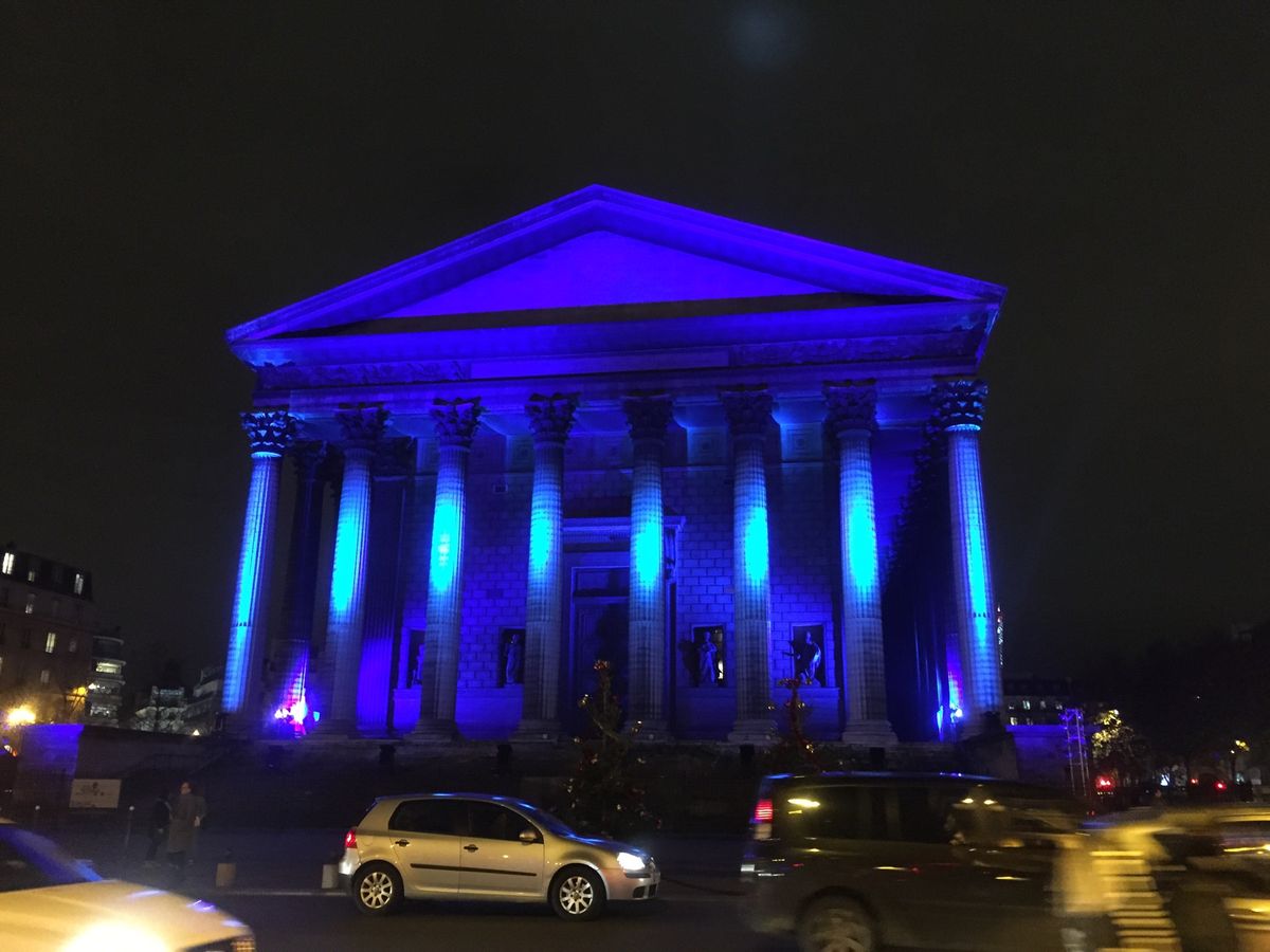 左から
シャンゼリゼ通りの有名な老舗カフェFouquet's。
Xmasマ...