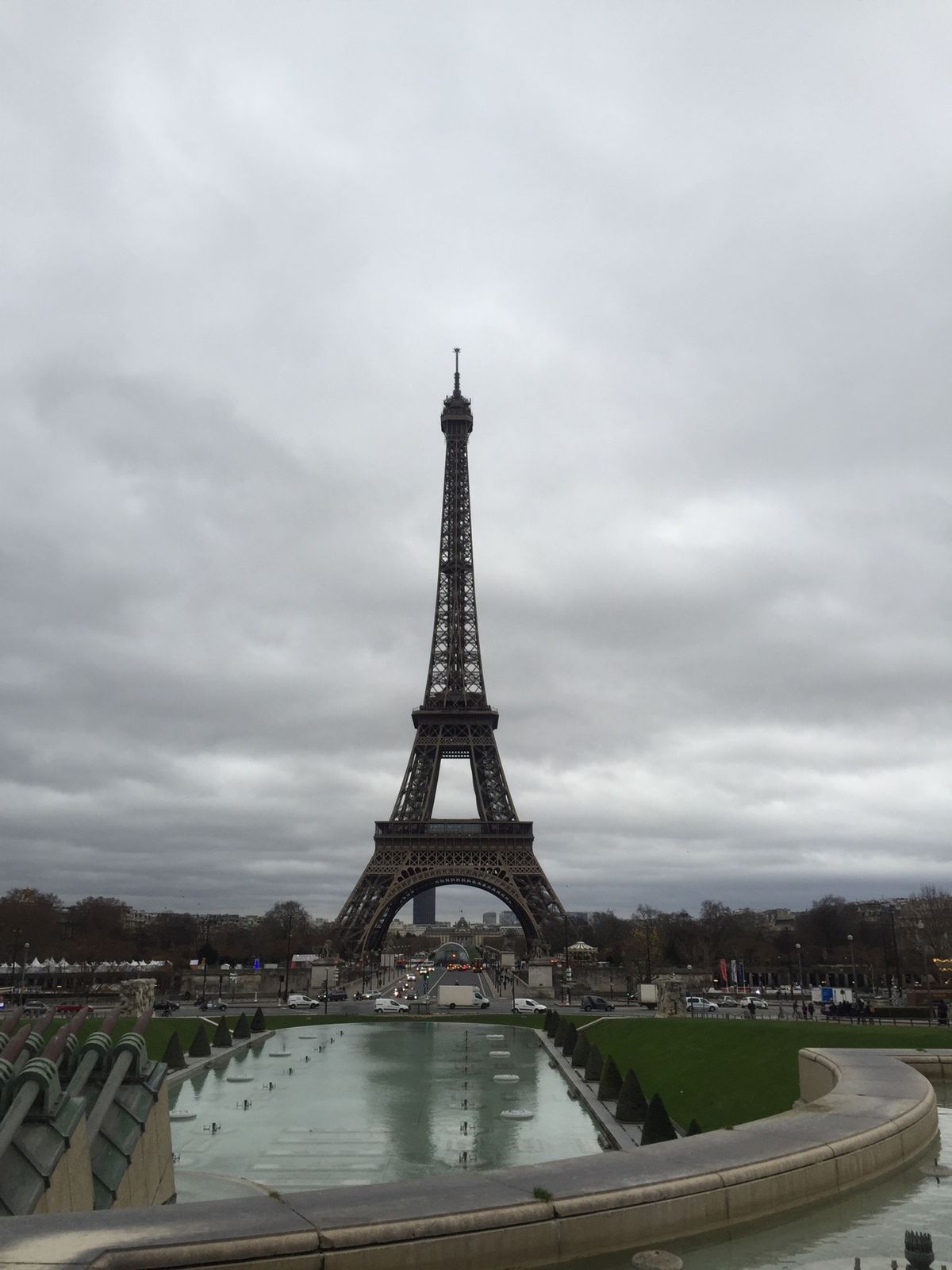 夜のエッフェル塔。
曇りのエッフェル塔。