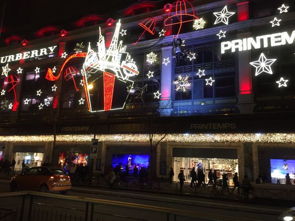 フランス・パリ「Xmasのパリ」の写真：プランタンのXmasのウィンドウディスプ...