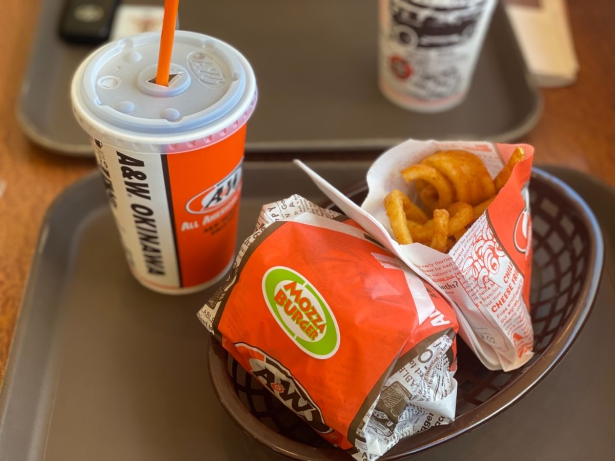 A&W 牧港店

沖縄で有名なファーストフード
初めて実食🍔
かなりボリュ...