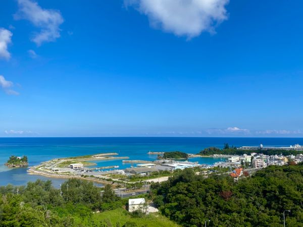 日本・沖縄県「沖縄出張ついでに沖縄グルメと沖縄景色を堪能」の写真：朝の方がより海がブルーで綺麗だった！
朝...