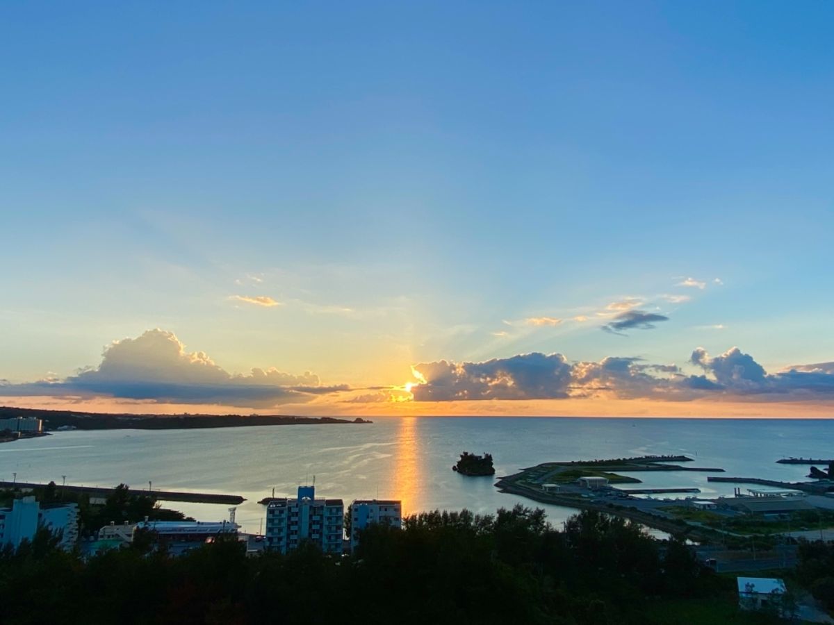 HIYORIオーシャンリゾート沖縄

夕食前にバルコニーとプールサイドから...