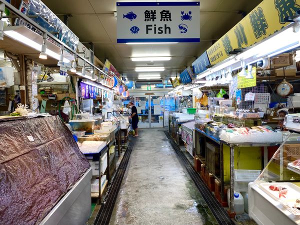 日本・沖縄県「沖縄出張ついでに沖縄グルメと沖縄景色を堪能」の写真：第一牧志公設市場

一仕事終え、同僚を送...