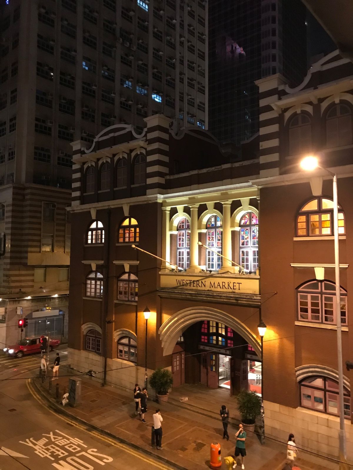 香港らしい二階建てバスには乗らず写真だけ。

翌朝窓の外を見て細長いビルの...