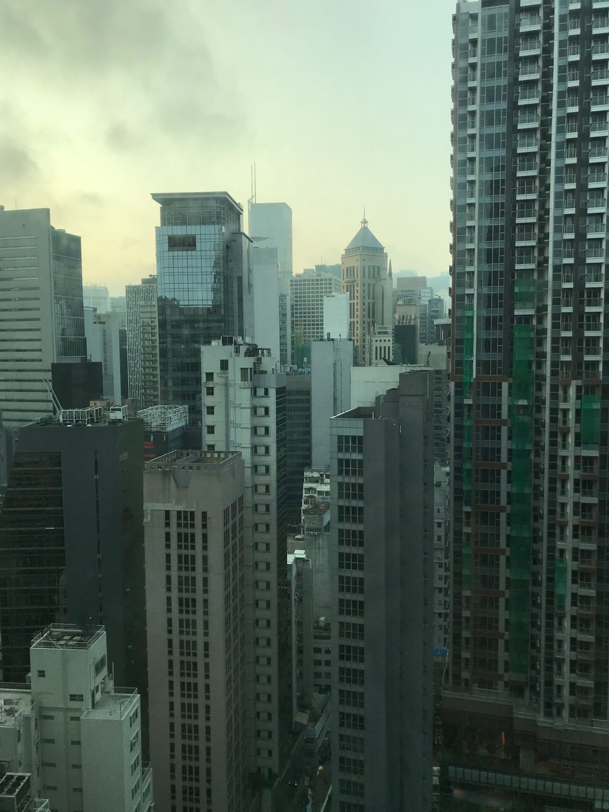 香港らしい二階建てバスには乗らず写真だけ。

翌朝窓の外を見て細長いビルの...