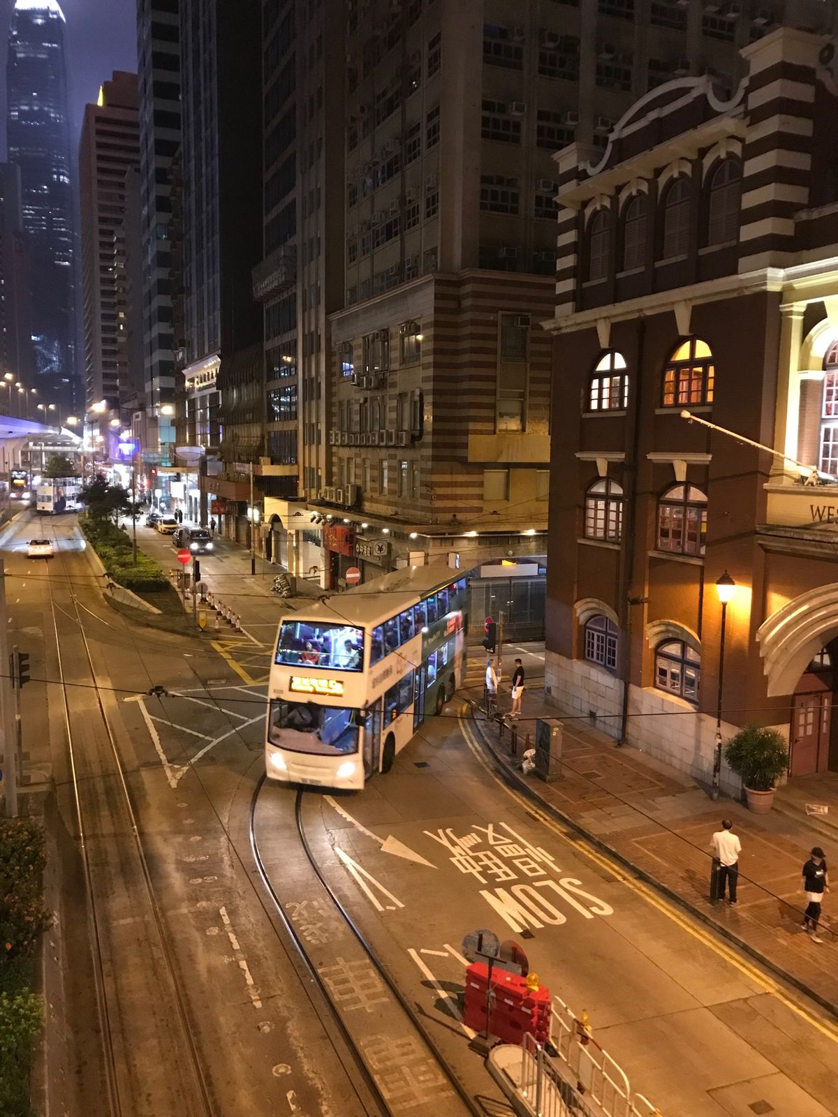 香港らしい二階建てバスには乗らず写真だけ。

翌朝窓の外を見て細長いビルの...