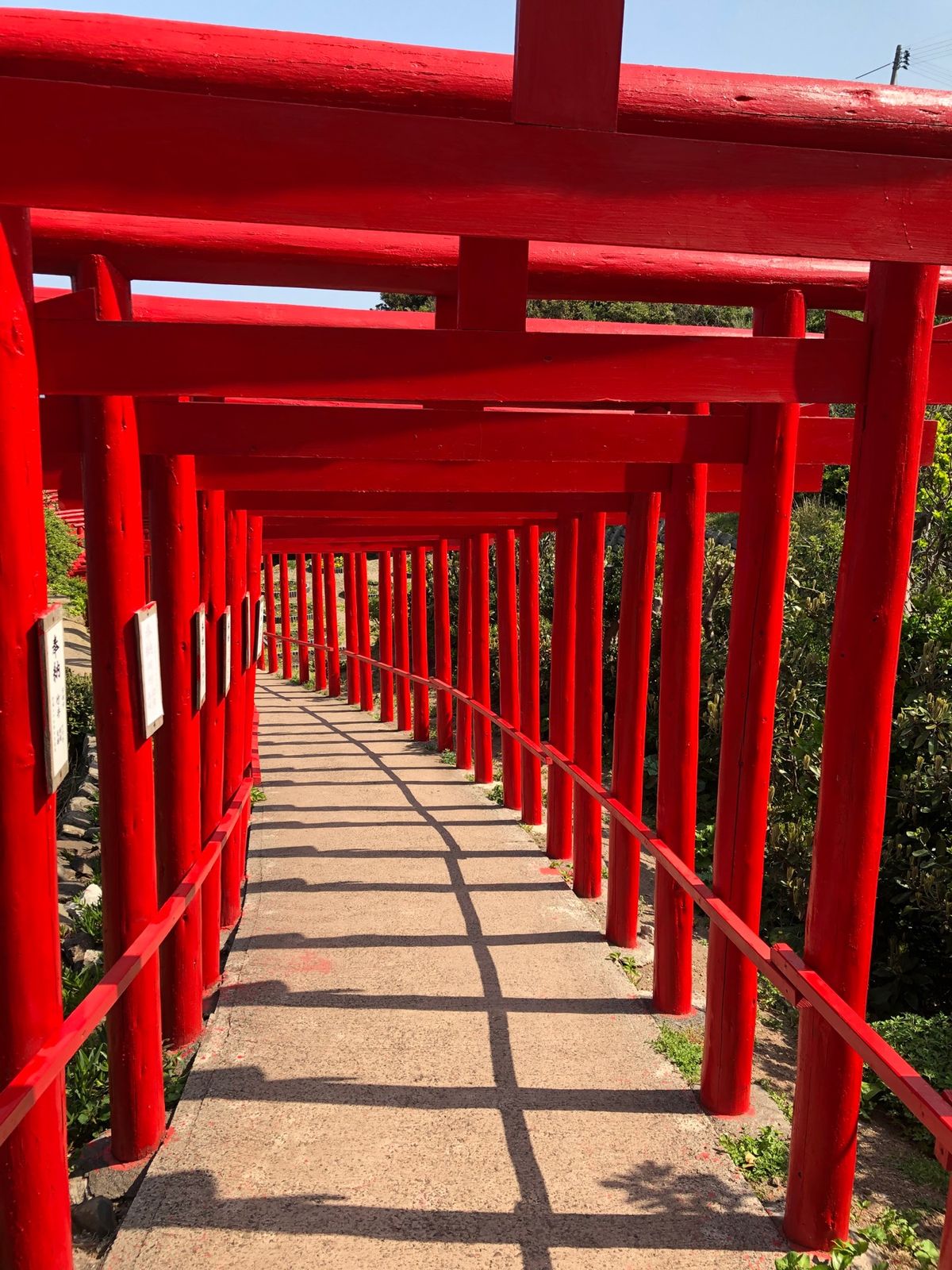 元乃隅稲荷神社、秋吉洞