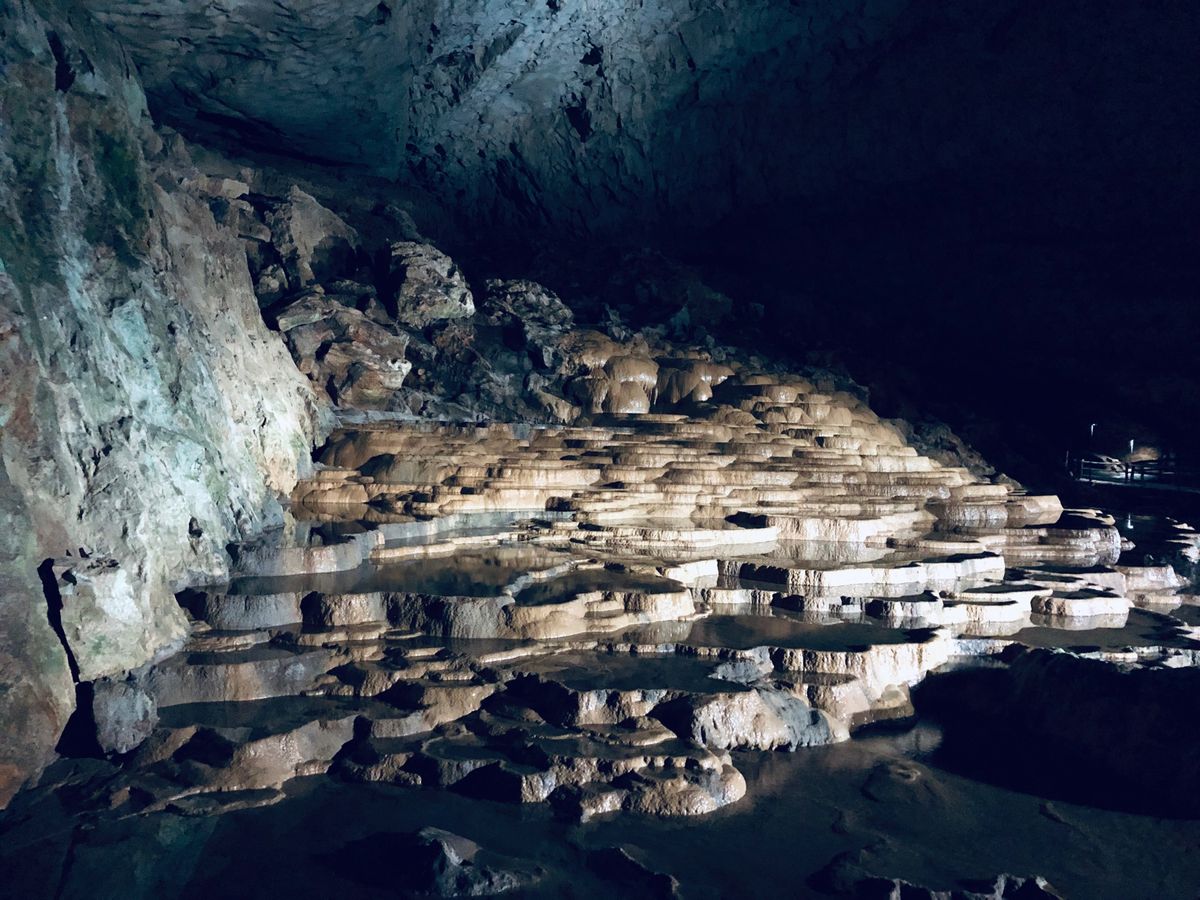 元乃隅稲荷神社、秋吉洞