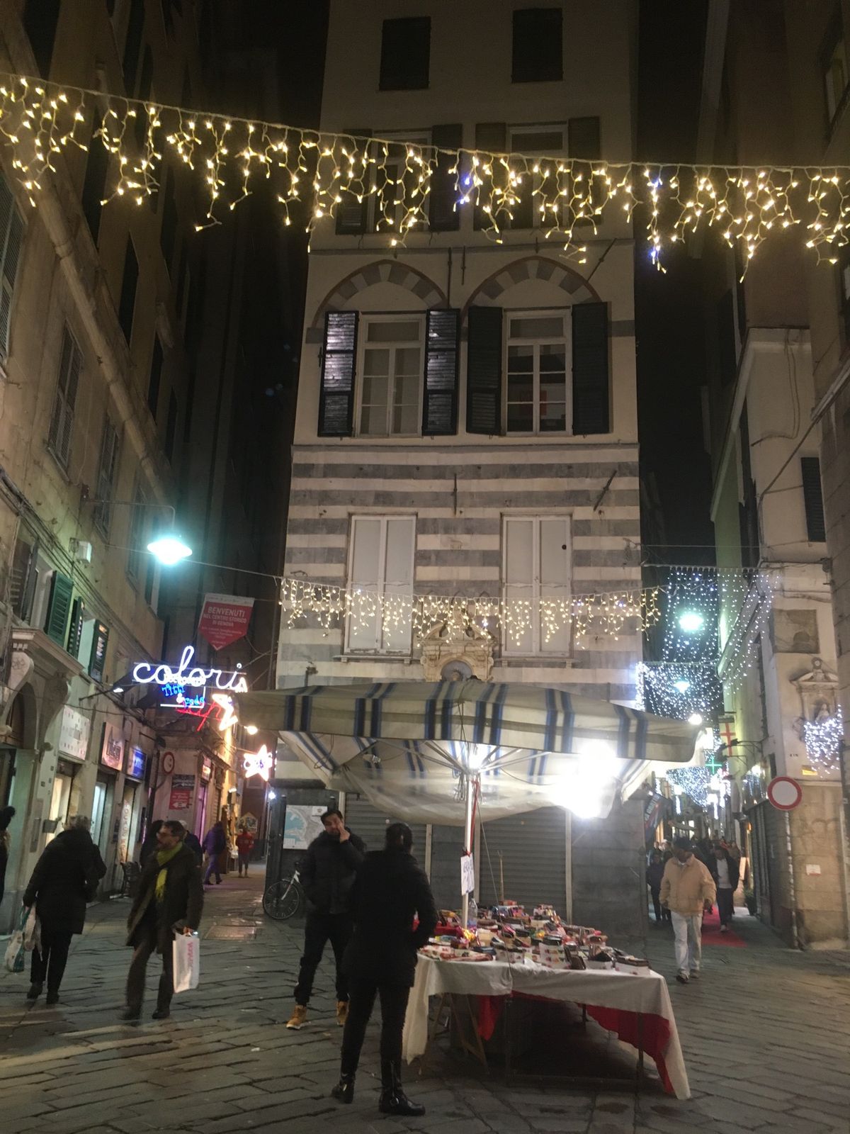 ジェノヴァ旧市街のクリスマス
他のイタリア都市の旧市街に比べるとごちゃごち...