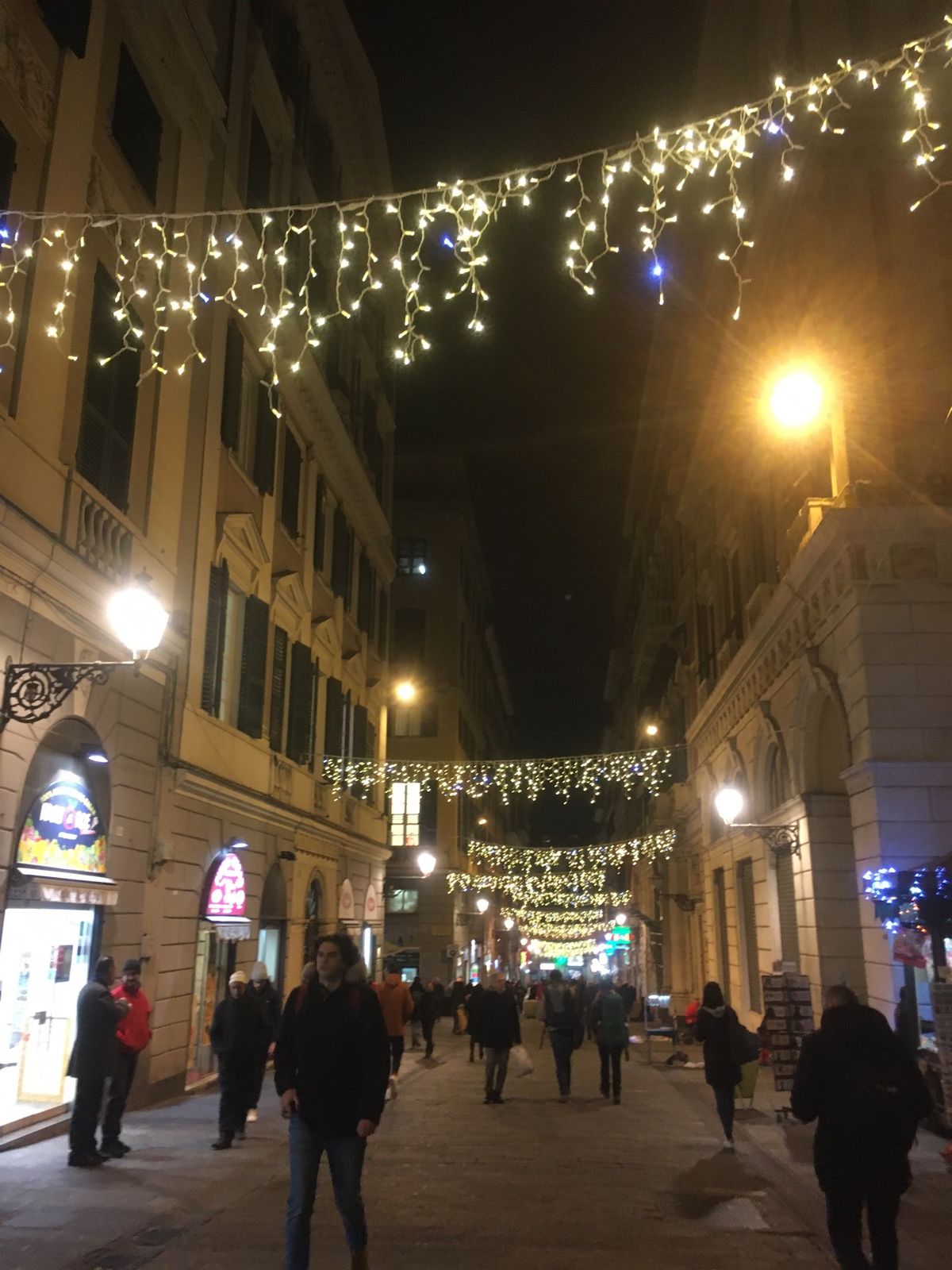 クリスマスの飾りつけがきれいな時期のジェノヴァ
日付は適当です。この前後。