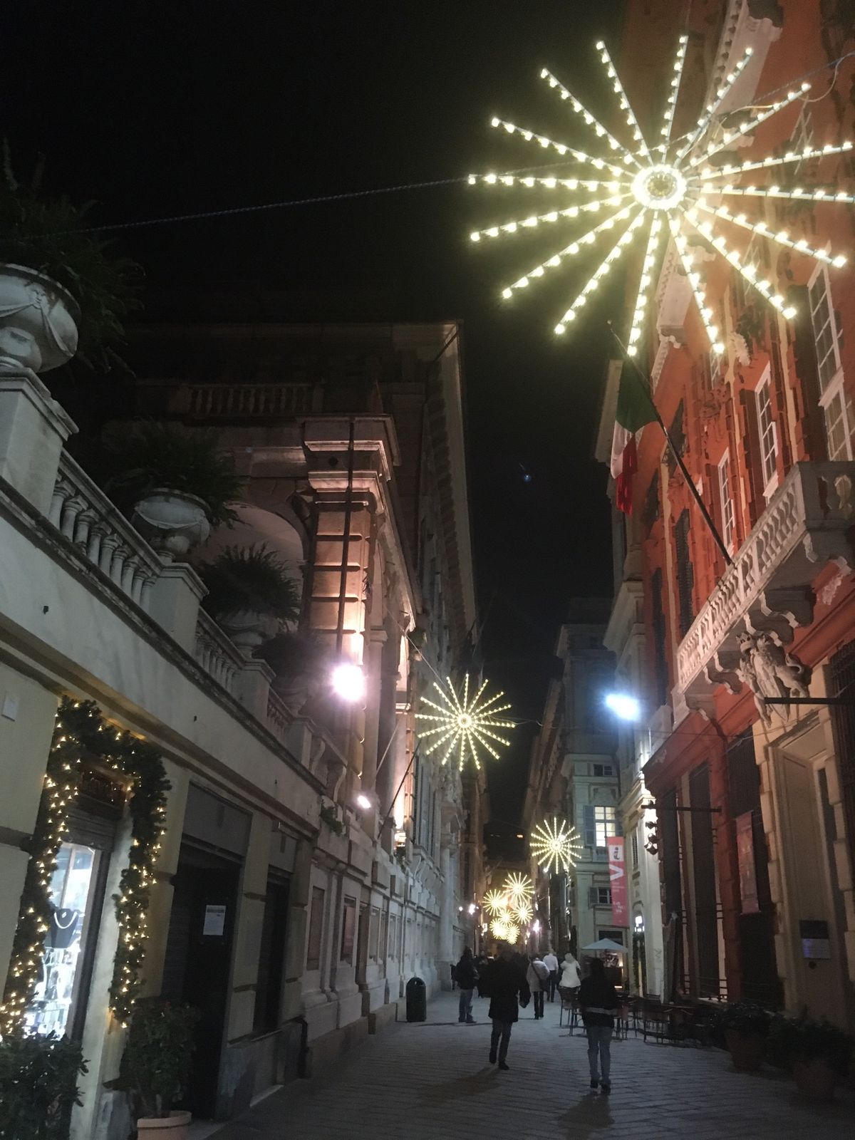 クリスマスの飾りつけがきれいな時期のジェノヴァ
日付は適当です。この前後。