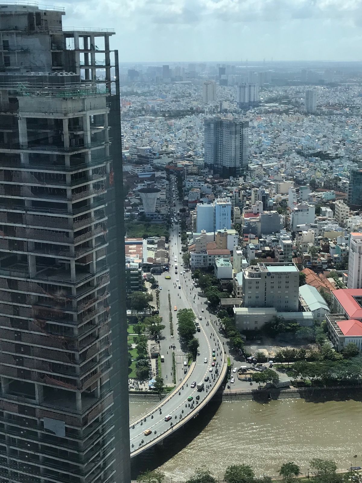 前回建設中だったサイゴン・スカイデッキに上ってみた。
川向こうに行く渡し船...