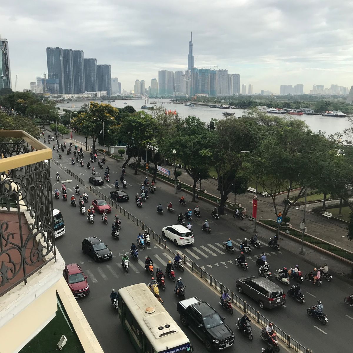 MAJESTICで。
サイゴン川を眺めながら朝食。
お粥や麺料理ほか色々あ...