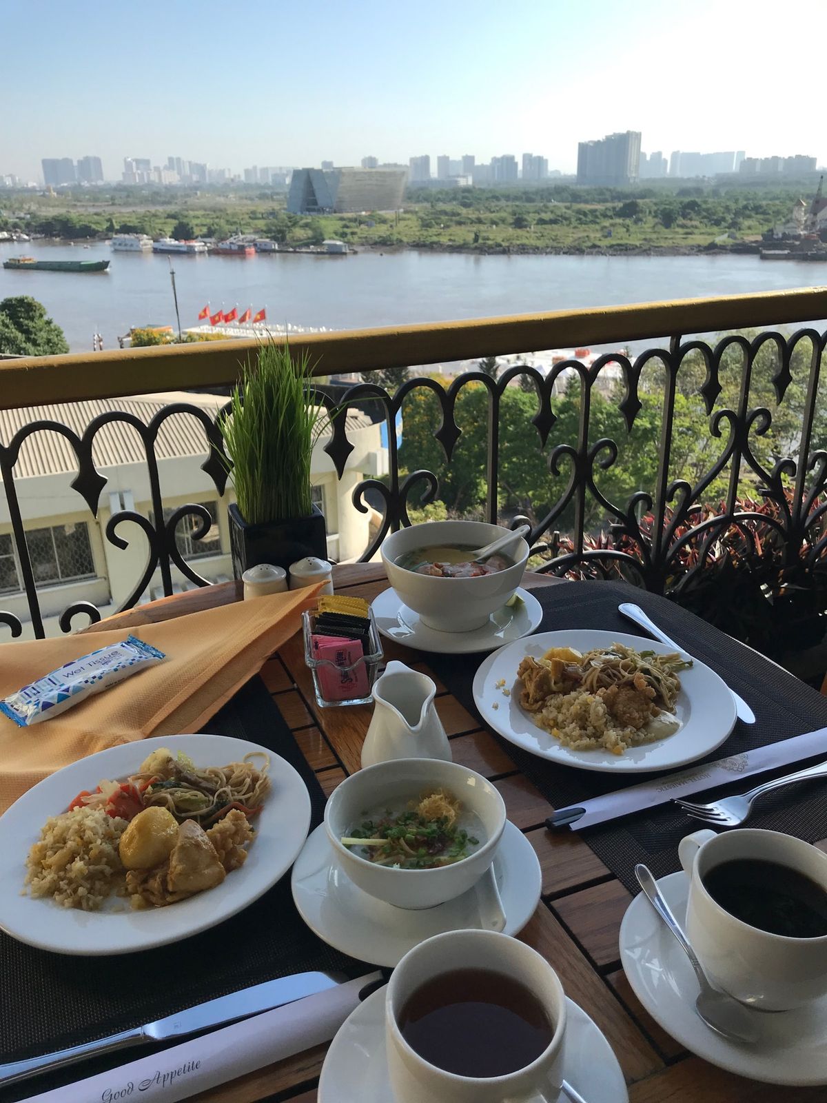 MAJESTICで。
サイゴン川を眺めながら朝食。
お粥や麺料理ほか色々あ...