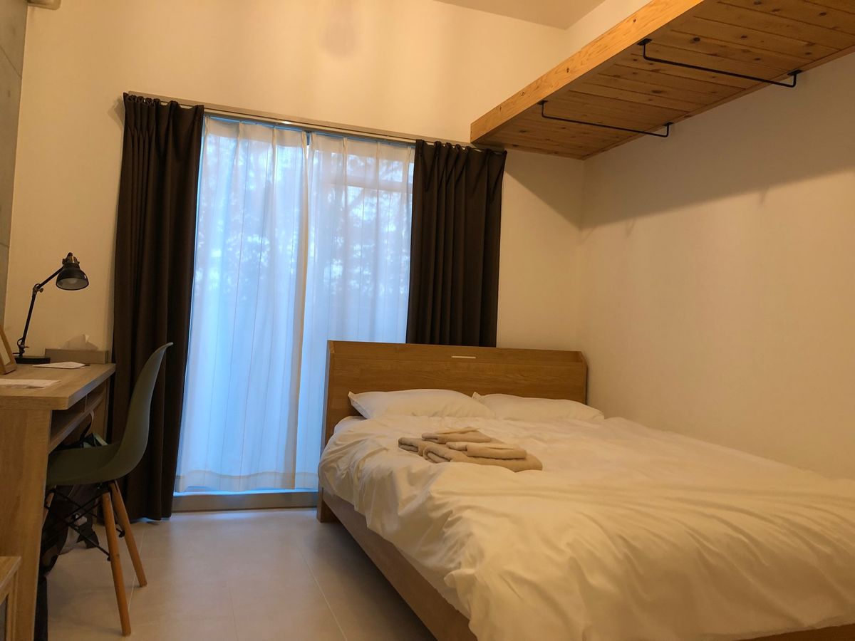 1日目の宿泊先はアウトドアホテル。
賃貸マンションをホテルにしたような感じ...