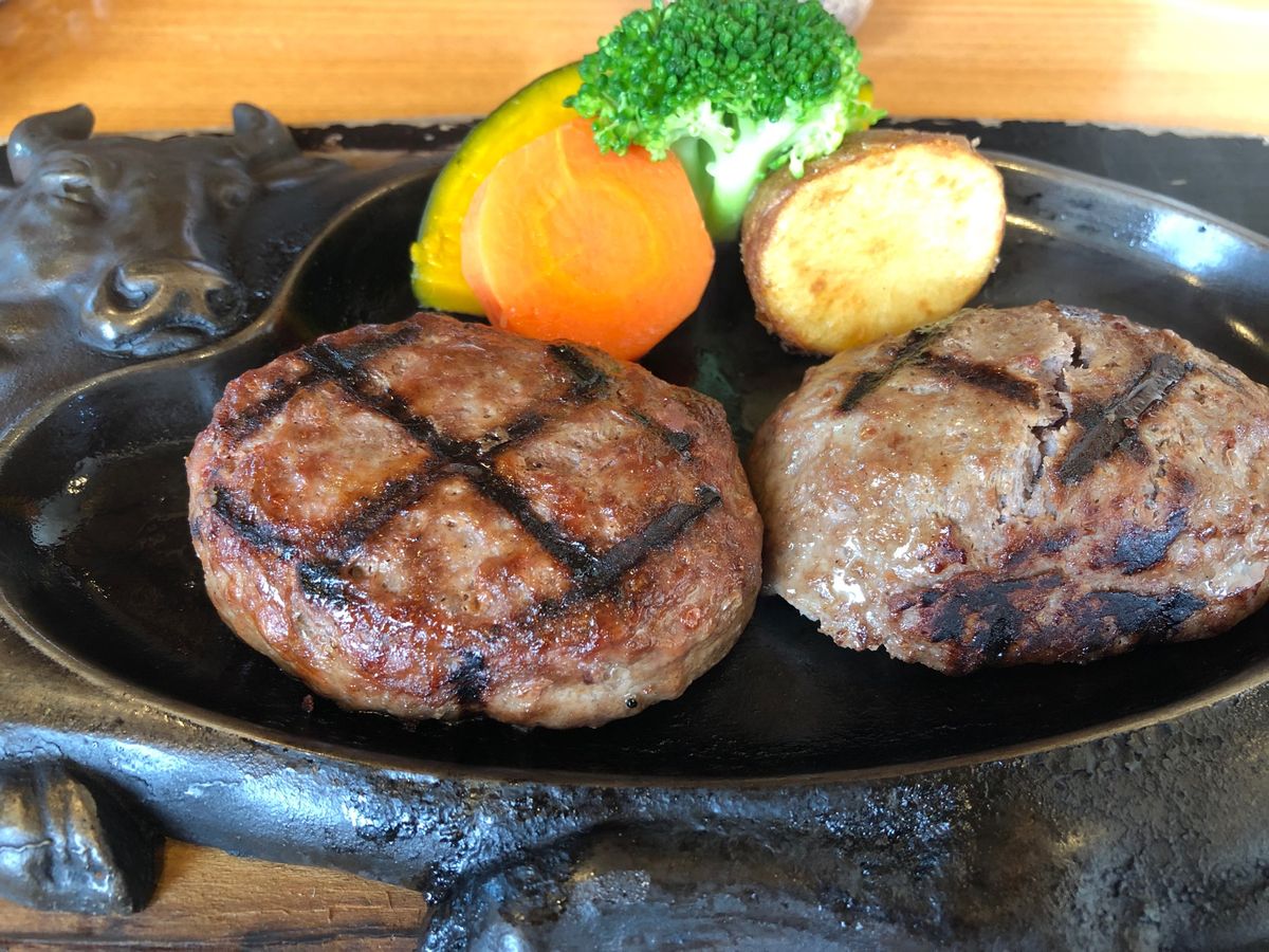 浜松グルメ。左から・・
さわやかのハンバーグ
浜松餃子？
たしか浜松駅の石...