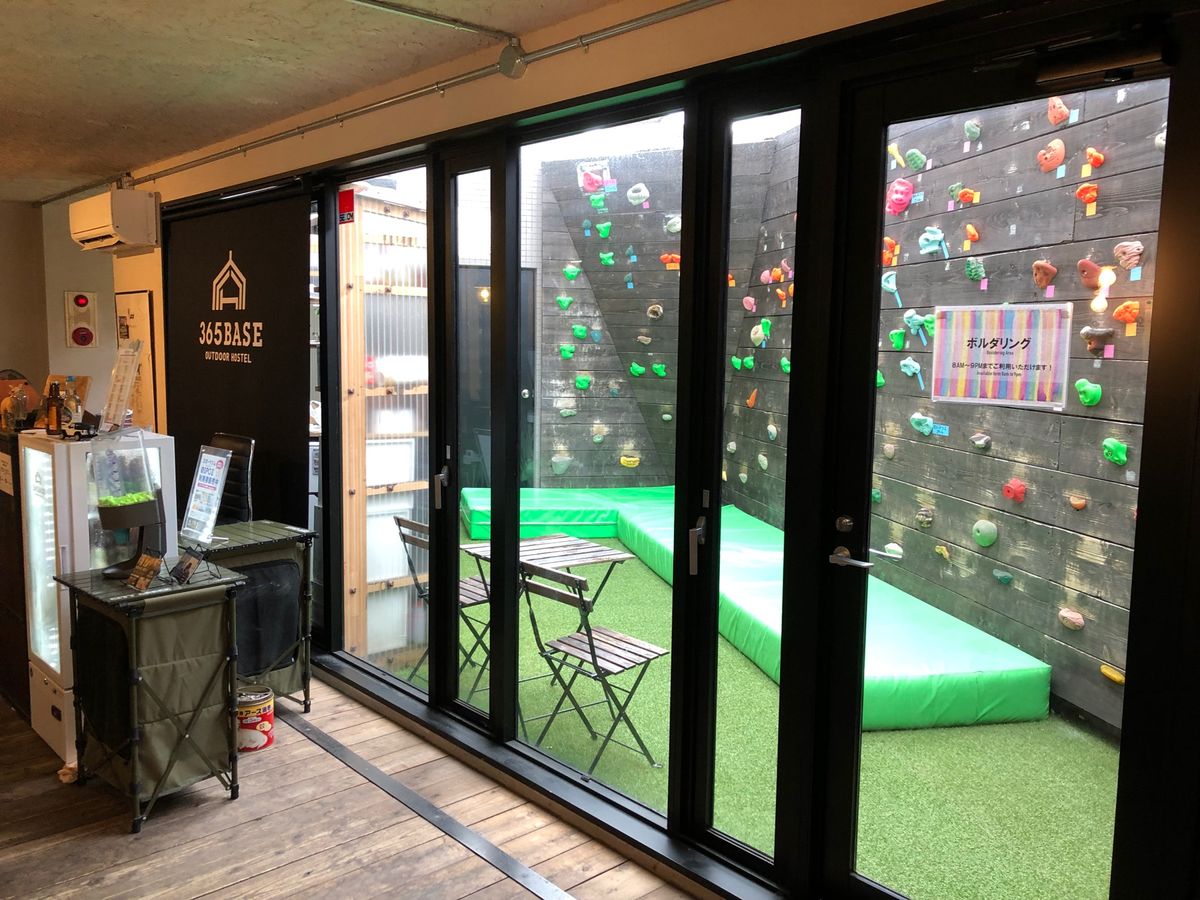 1日目の宿泊先はアウトドアホテル。
賃貸マンションをホテルにしたような感じ...