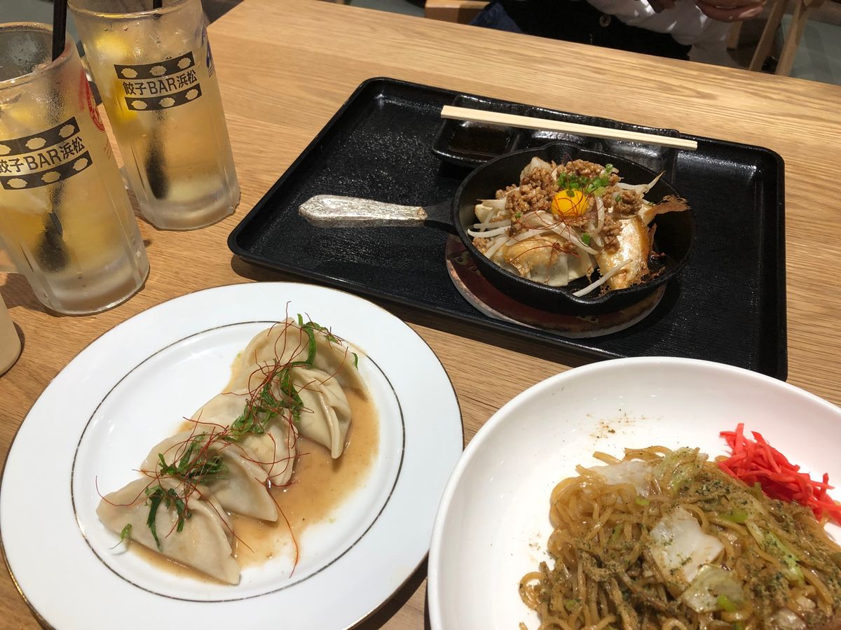 浜松グルメ。左から・・
さわやかのハンバーグ
浜松餃子？
たしか浜松駅の石...