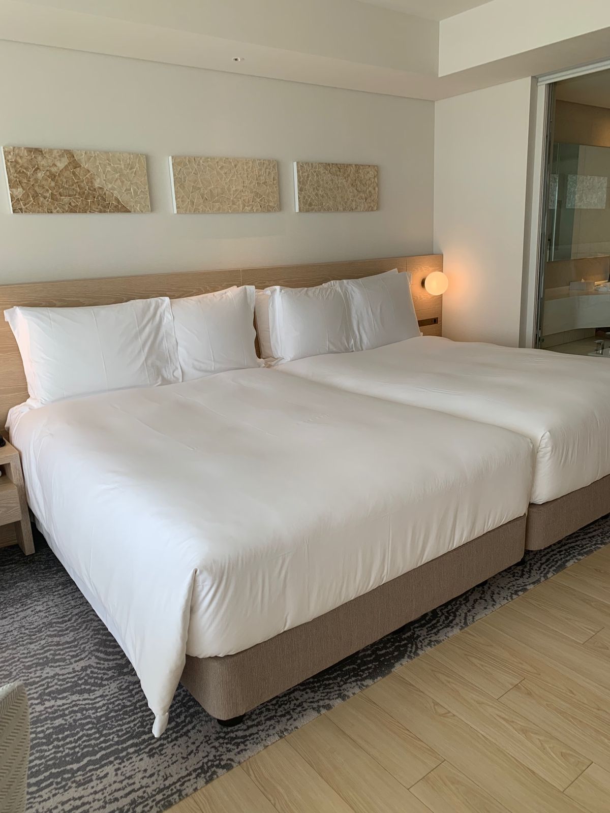 2泊目はこちらのホテル😍
憧れていたので期待しまくり。
部屋から見える海🏖...