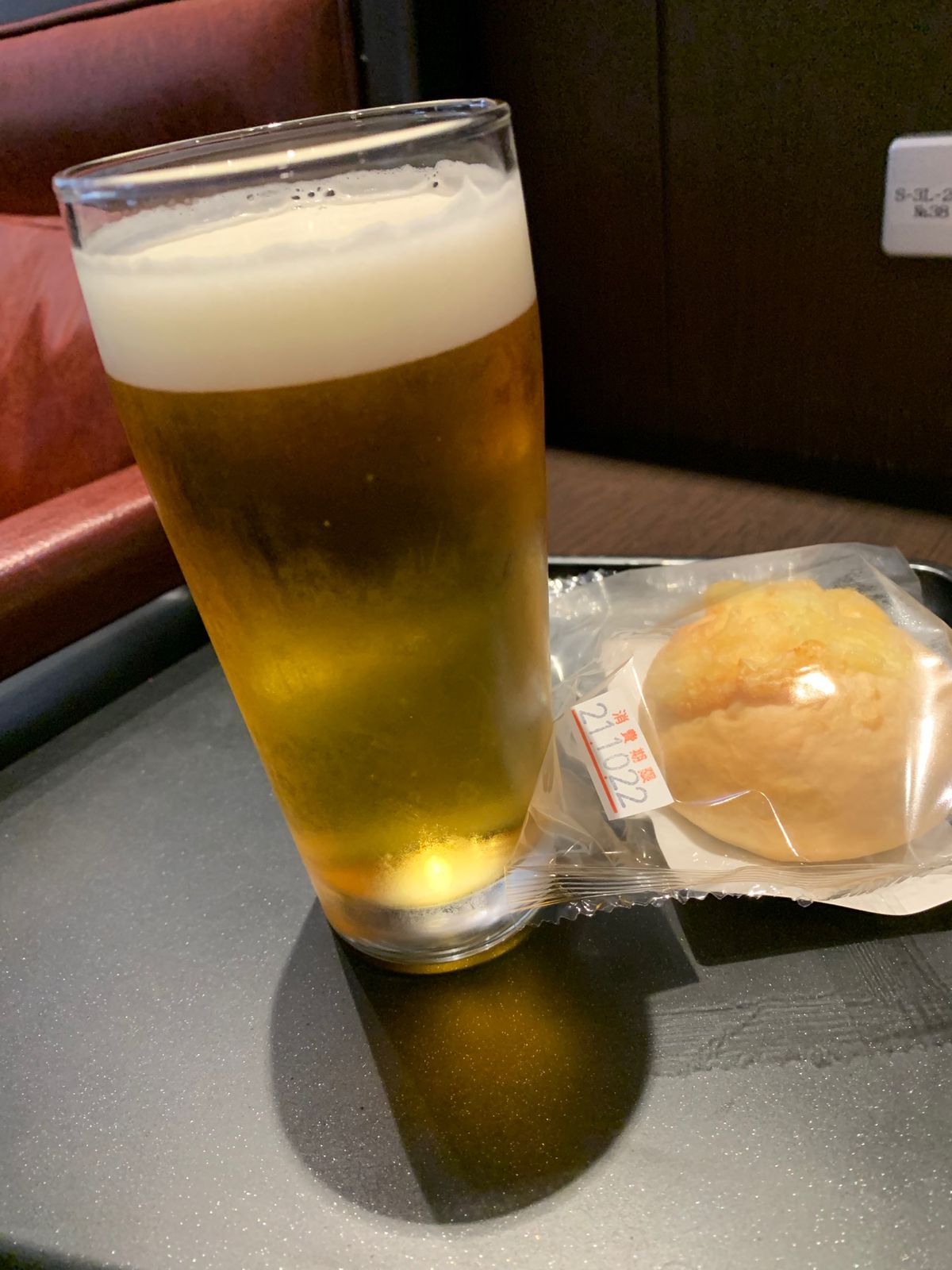 あいにくの雨☔️
ラウンジでビール🍻復活してたーー💦
今日の飛行機✈️はA...