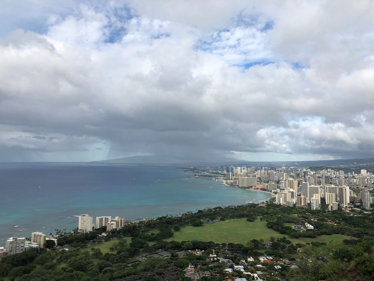 ダイヤモンドヘッド。
残念ながら曇り空、時々雨。