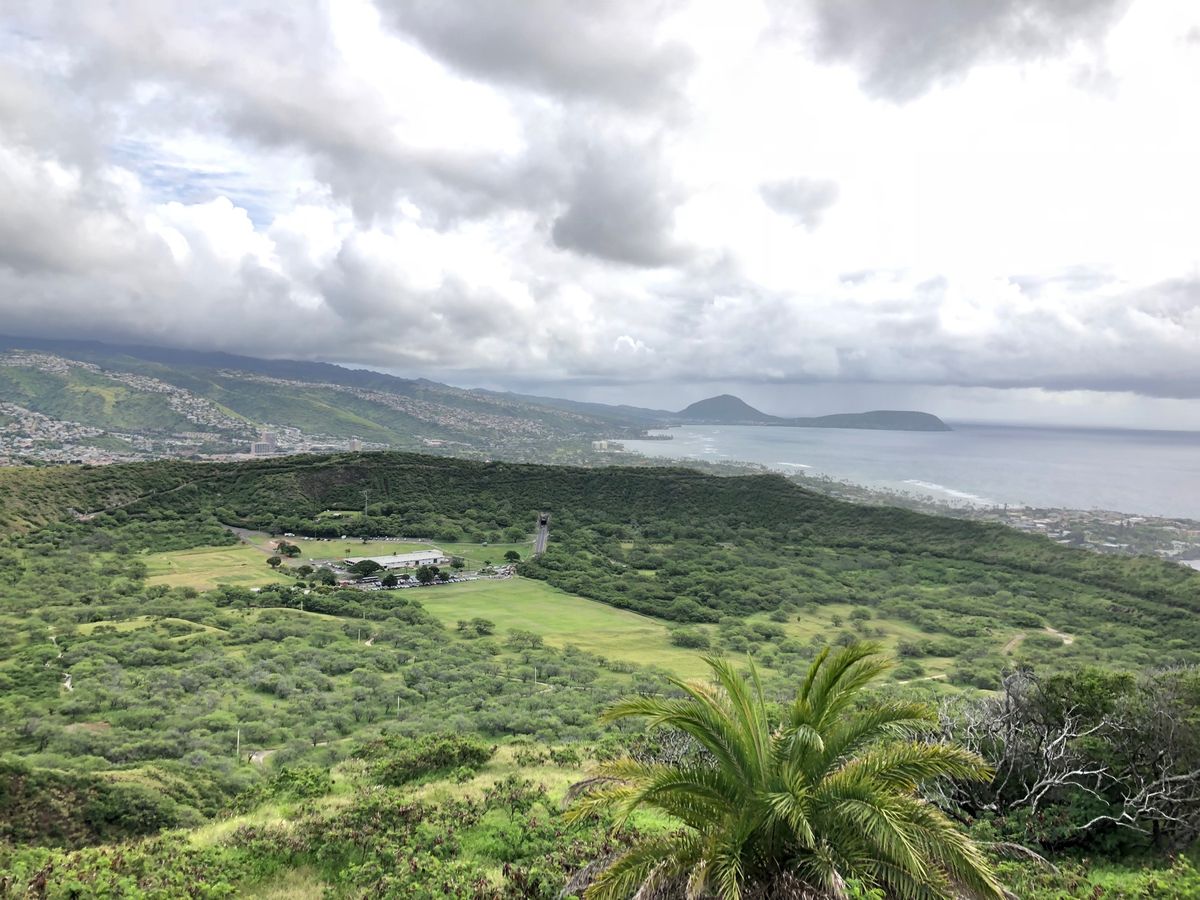 ダイヤモンドヘッド。
残念ながら曇り空、時々雨。