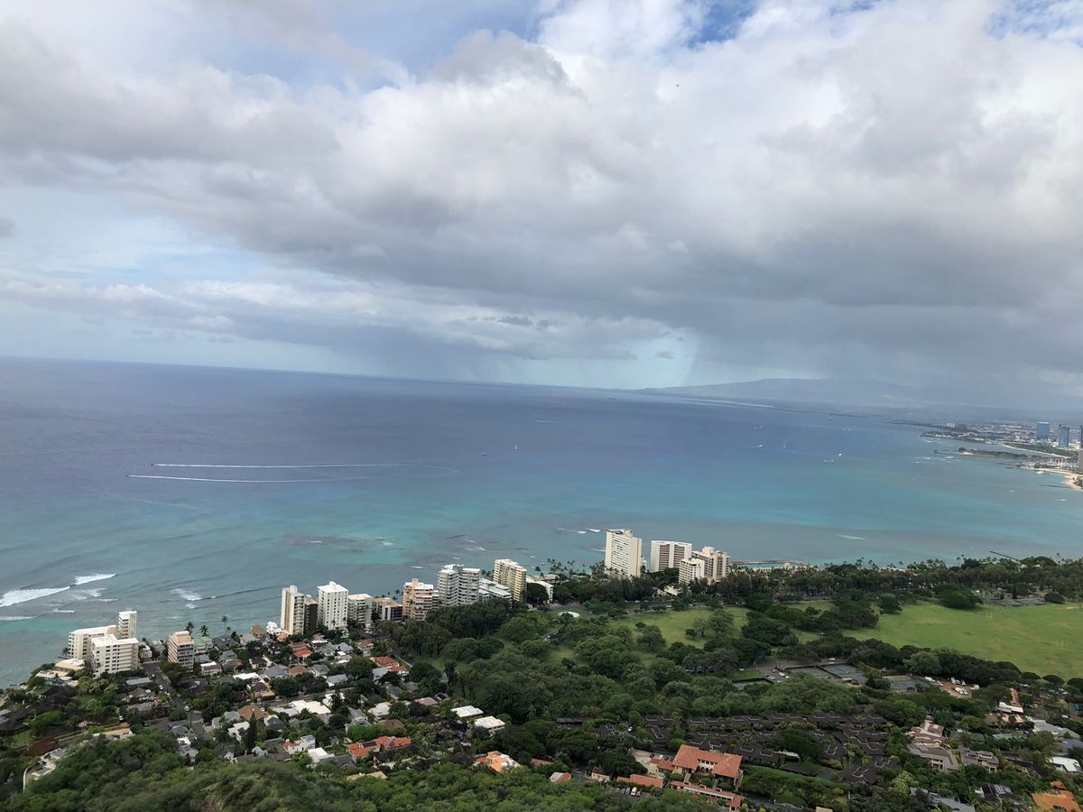 ダイヤモンドヘッド。
残念ながら曇り空、時々雨。