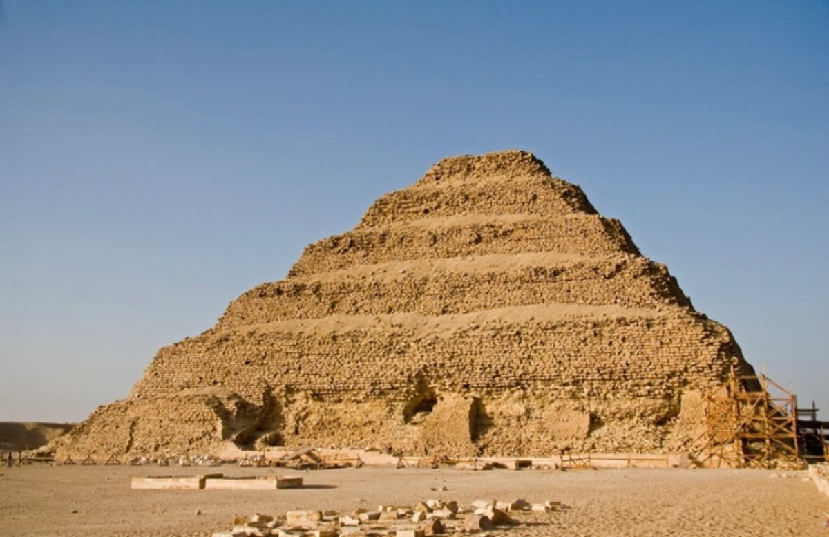 ●ダハシュール　赤のピラミッド（世界遺産）
●ダハシュール　屈折ピラミッド...