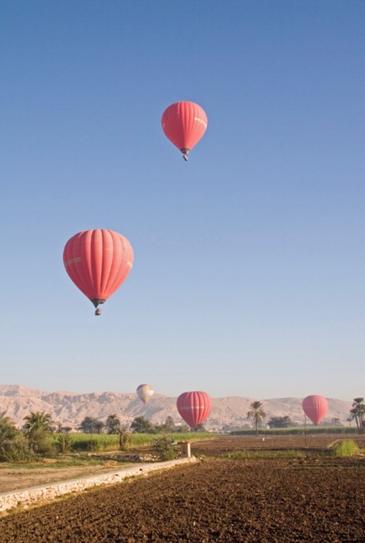 ●ダハシュール　赤のピラミッド（世界遺産）
●ダハシュール　屈折ピラミッド...
