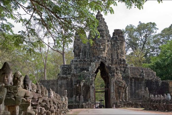 カンボジア・シェムリアップ「カンボジア遠征」の写真：シェムリアップ
●アンコール・トム南大門...