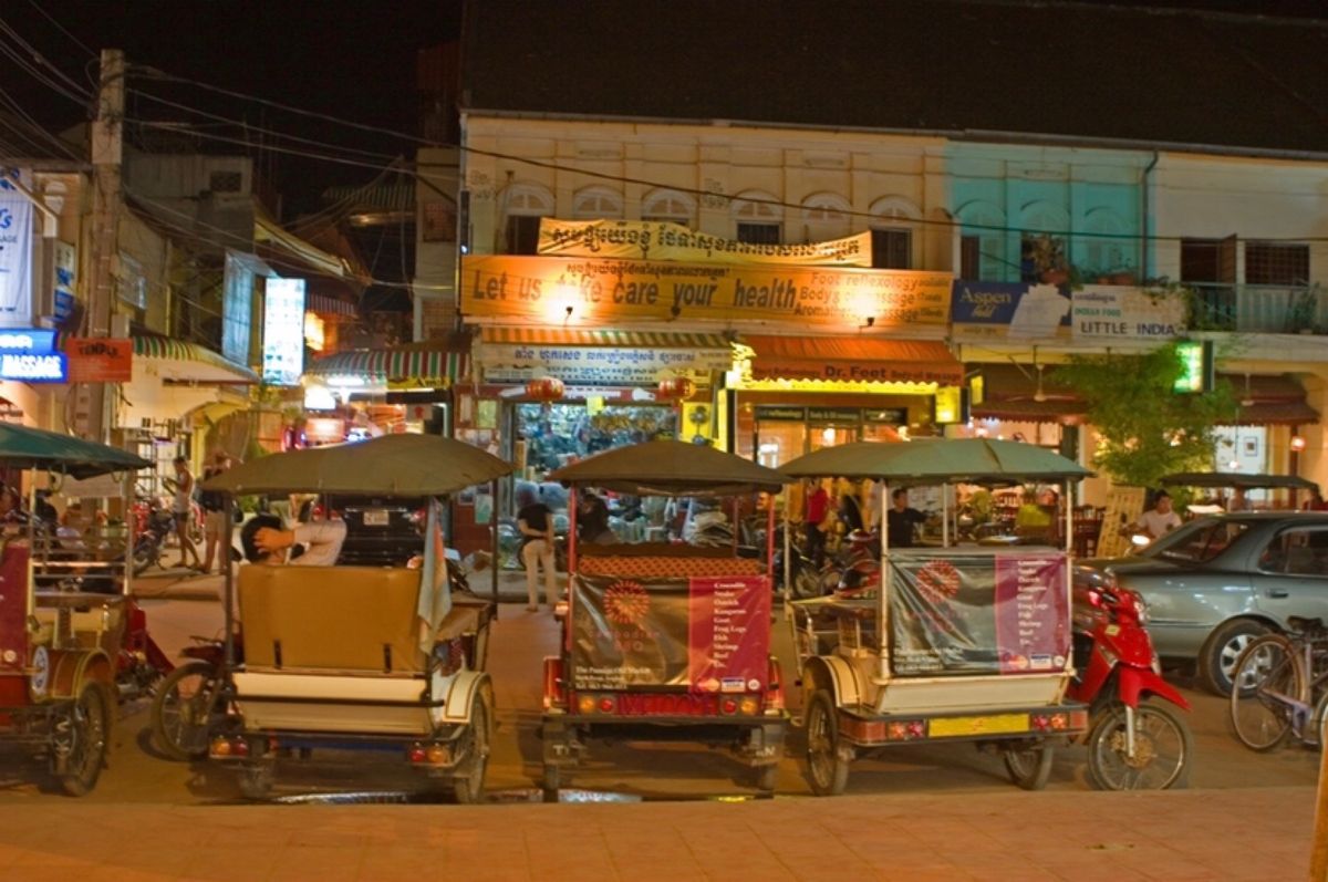 ●アンコール・ワットの全景（世界遺産）
●バイヨン寺院の観世音菩薩（世界遺...