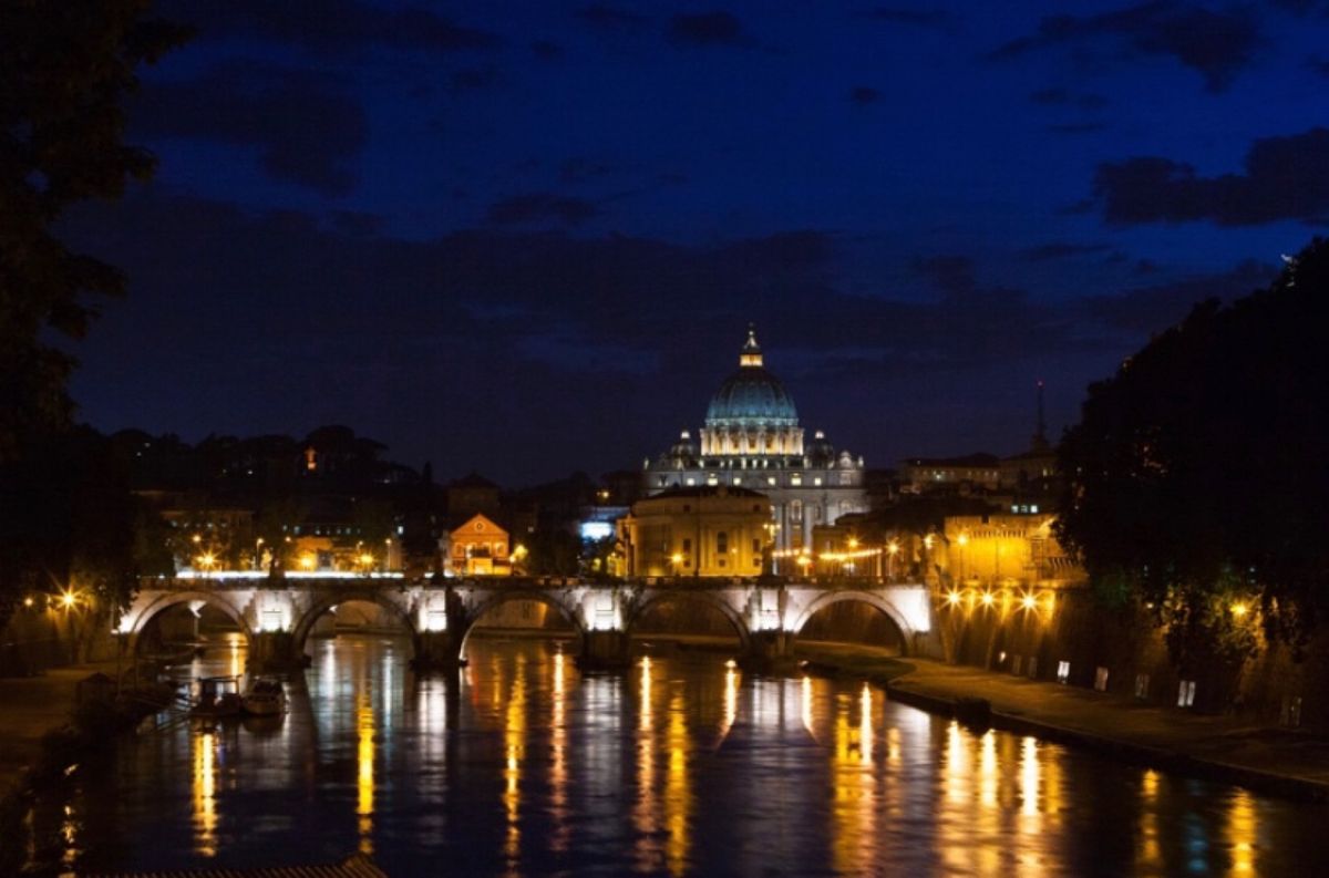 ●本当はイタリアではなく、ヴァチカン市国のサン・ピエトロ大聖堂の夜景（世界...