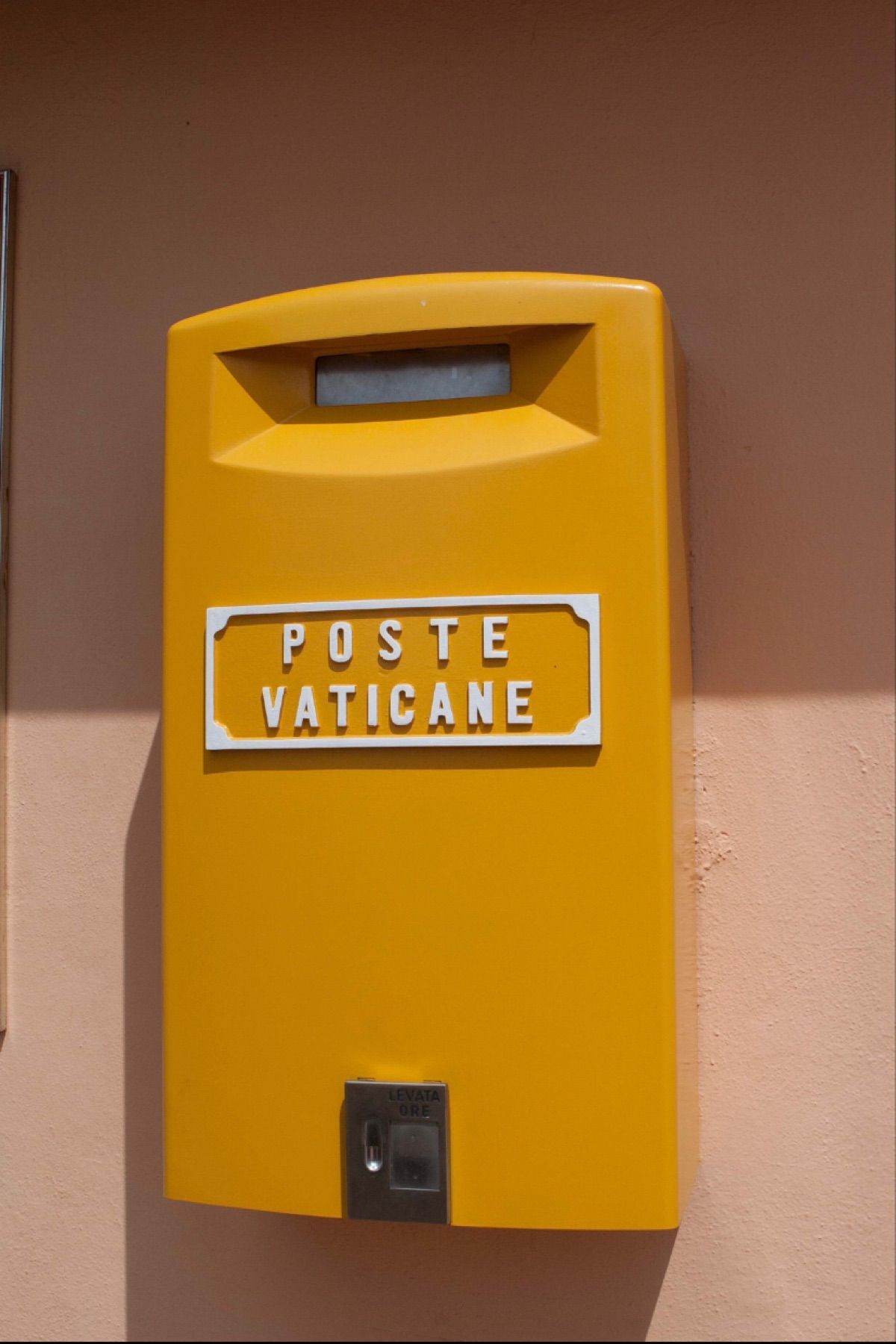 ヴァチカン
●スイス衛兵
●ヴァチカンの郵便ポスト

スイス衛兵にカメラを...