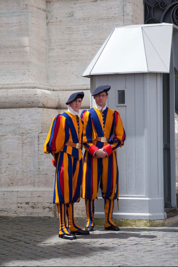 イタリア・ローマ「憧れのイタリア遠征　カエサルを偲んで」の写真：ヴァチカン
●スイス衛兵
●ヴァチカンの...